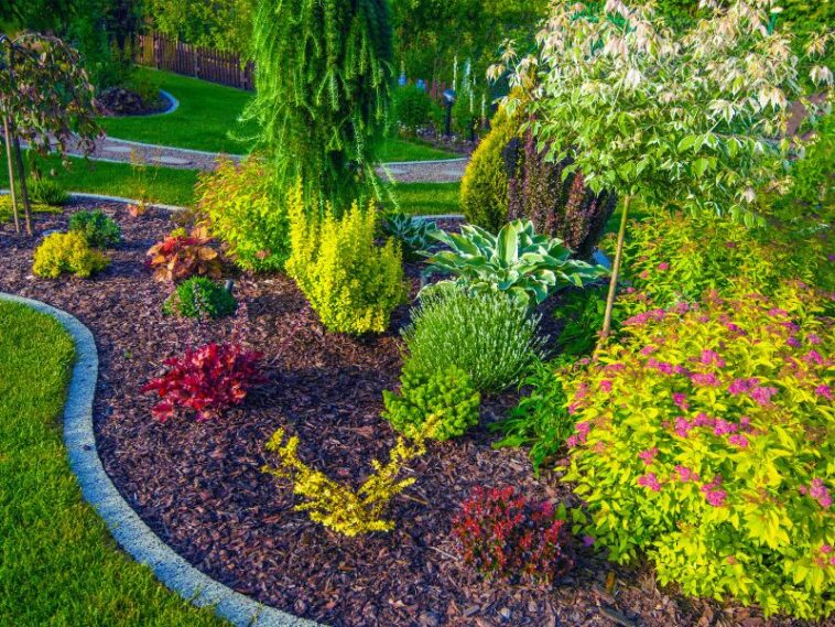 Moderne Gartengestaltung mit natürlichen Materialien